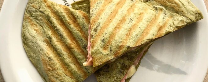 Кесадилья с колбасой и сыром