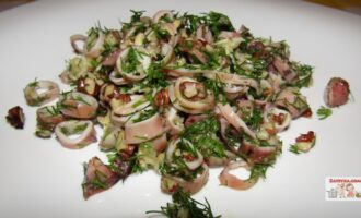 Салат с кальмарами и грецкими орехами