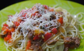 Овощная паста с фаршем и пармезаном
