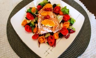 Филе красной рыбы с апельсинами и овощным салатом