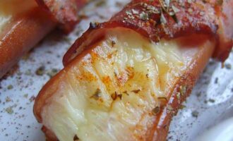 Сосиски с сыром и беконом