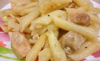 Томленое мясо с макаронами на сковороде