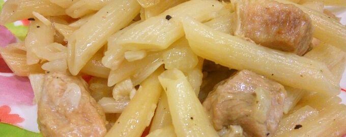 Томленое мясо с макаронами на сковороде