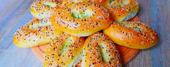 Пирожки с зеленым луком рисом и яйцом в духовке