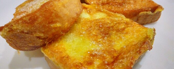 Сладкие гренки из батона с яйцом