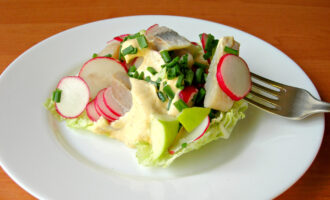Салат «Норвежский» с сельдью. Вкусный салат за 5 минут!