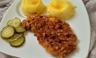 Жареное куриное филе в кукурузных хлопьях