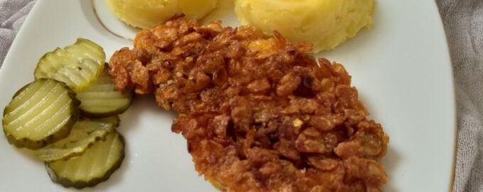 Жареное куриное филе в кукурузных хлопьях