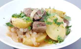 Картофель с мясом в утятнице