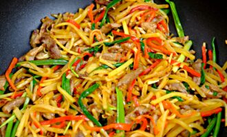 Картошка с мясом и овощами – оригинальная жареная картошка на обед или ужин