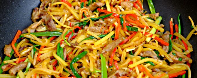 Картошка с мясом и овощами – оригинальная жареная картошка на обед или ужин