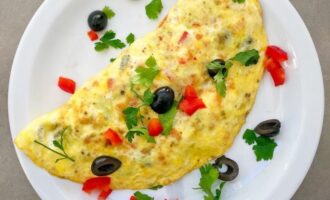Омлет с копченым лососем и овощами