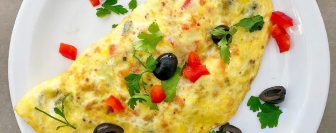 Омлет с копченым лососем и овощами