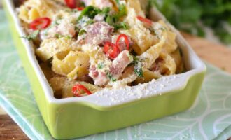 Паста с соусом маскарпоне и беконом