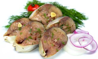 Малосольная скумбрия в луковом соусе