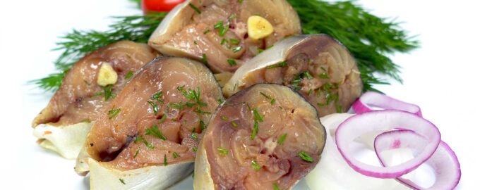 Малосольная скумбрия в луковом соусе