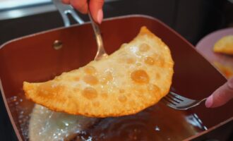 Домашние чебуреки с хрустящей корочкой