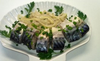 Маринованная скумбрия с растительным маслом