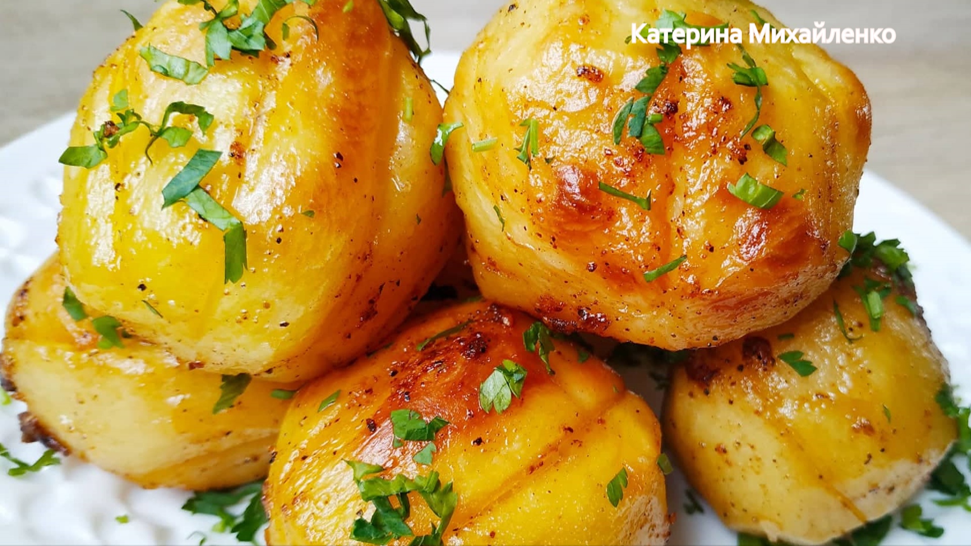 Запечь картошку в духовке рецепты простые. Картошка в духовке. Отварная картошка запеченная в духовке. Целая картошка запеченная в духовке. Картофель с корочкой в духовке.