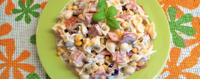 Салат из макарон с салями, кукурузой и горошком