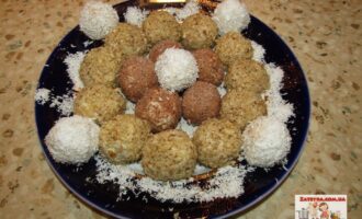 Творожные конфеты с печеньем и грецкими орехами