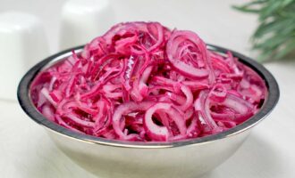 Красный лук в медовом маринаде с пряностями