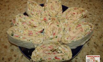 Рулет из лаваша с крабовыми палочками и сыром
