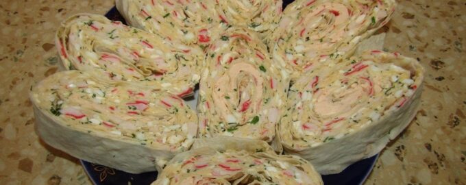 Рулет из лаваша с крабовыми палочками и сыром