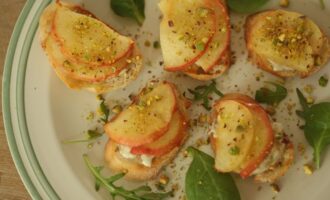 Кростини с сыром и яблоком