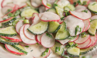 Простой весенний салат с редиской