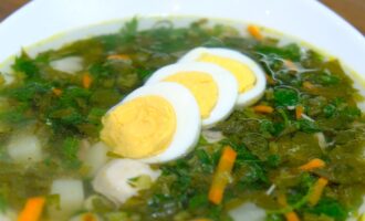 Зеленый борщ с щавелем и крапивой
