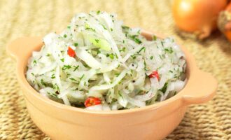 Маринованный лук с укропом и перцем чили