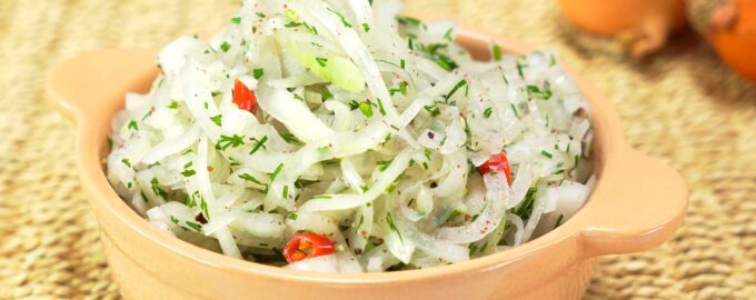 Маринованный лук с укропом и перцем чили