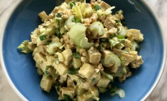 Легкий салат с курицей
