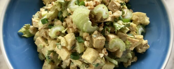 Легкий салат с курицей