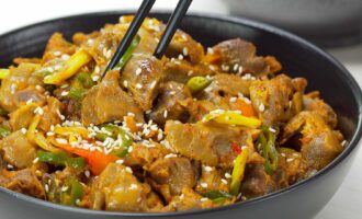 Куриные желудки на сковороде по-корейски