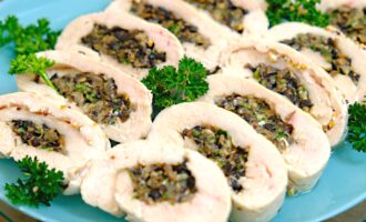 Куриный рулет с грибами и сыром