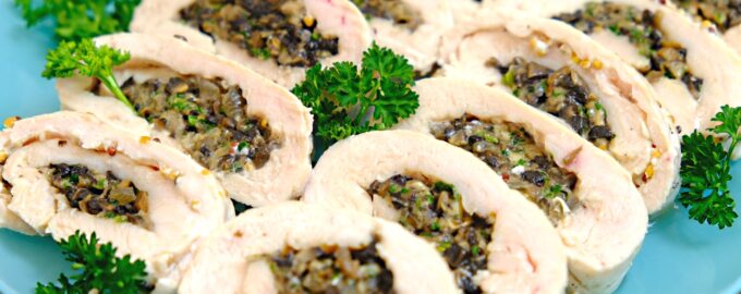 Куриный рулет с грибами и сыром