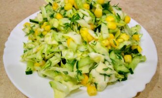 Салат с кукурузой, огурцами и капустой