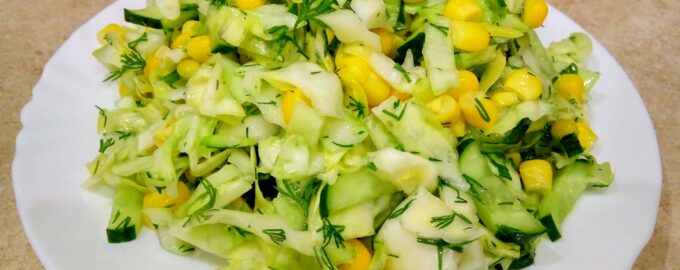 Салат с кукурузой, огурцами и капустой