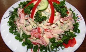 Салат «София» с копченым сыром и ветчиной