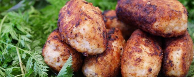 Куриные зразы с яйцом и сыром