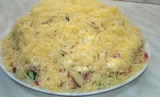 Салат с курицей, сухариками и сыром
