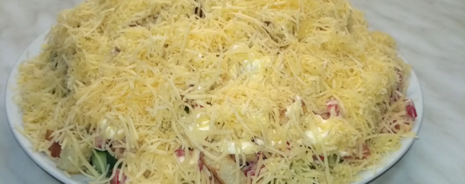Салат с курицей, сухариками и сыром