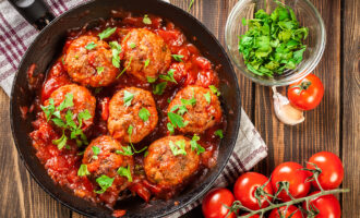Ежики из фарша и риса со сметаной
