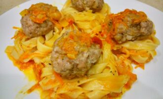 Макаронные гнезда с фаршем на сковороде