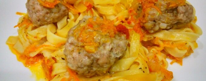 Макаронные гнезда с фаршем на сковороде