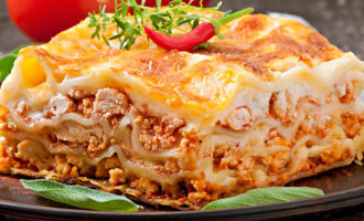 Классическая лазанья с фаршем и соусом бешамель