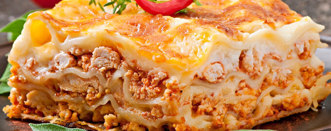 Классическая лазанья с фаршем и соусом бешамель