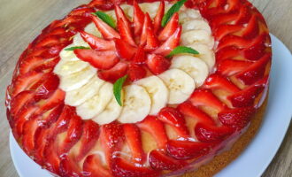 Пирог с клубникой и бананом